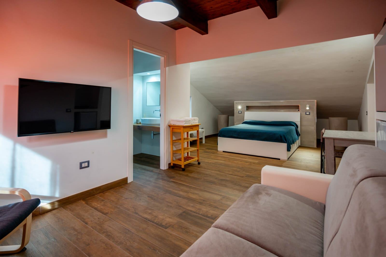 Camera Ulisse, camera doppia delux 45 mq con TV e angolo relax